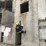 Stefanie und Belino werden aus einem Haus abgeseilt