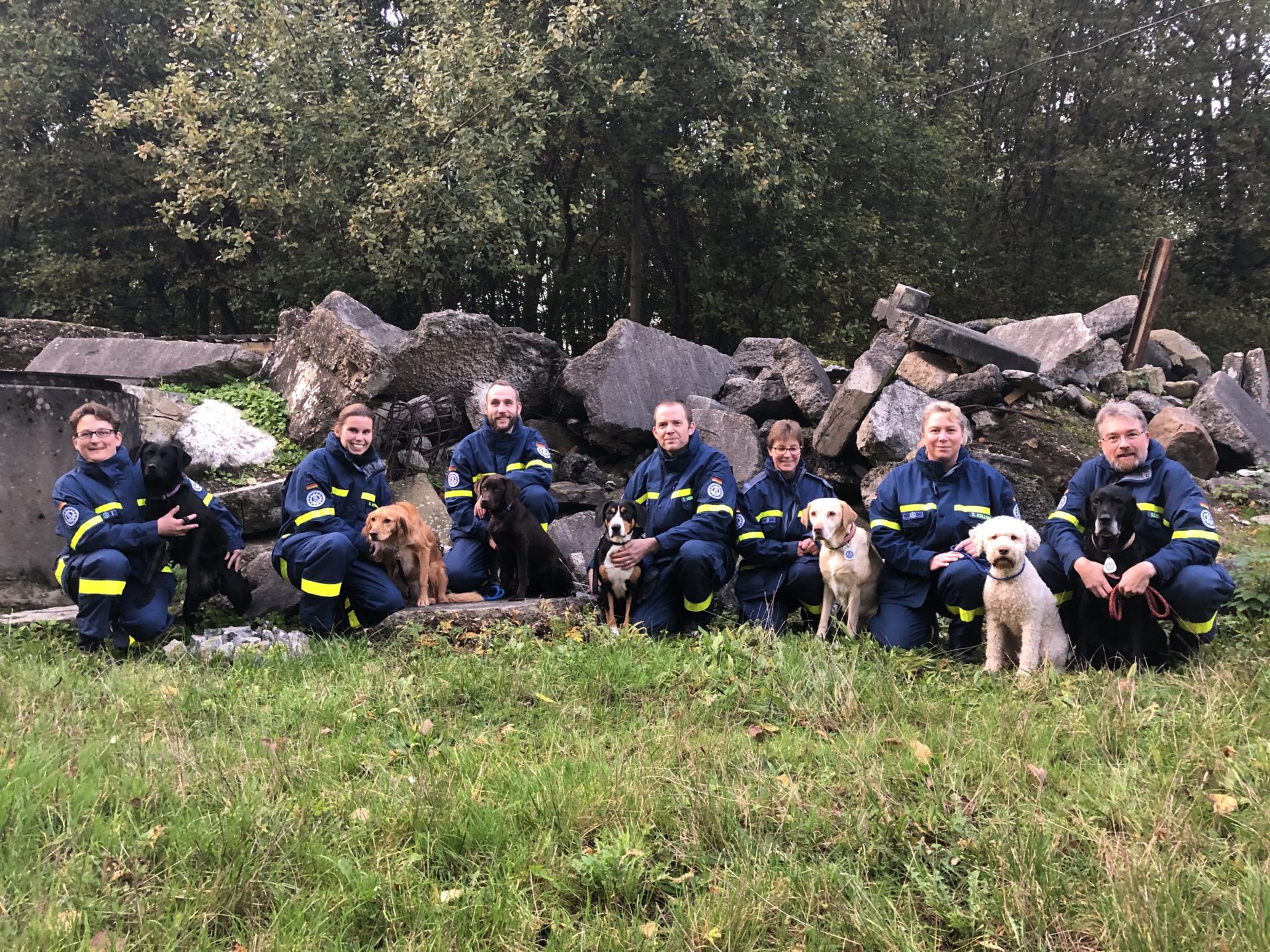 v. l. n. r.: Anke Plattner mit Carla; Katrin Wittmar mit Baddy; Sascha Stanicki mit Ella; Thomas Hockertz mit Pepper; Katrin Koch mit Bounty; Steffi Kollmer mit Bellino; Sven Koch mit Lumpi