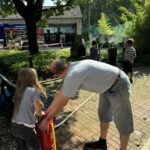 Das Zielschießen mit der Kübelspritze fand beim Sommerfest großen Anklang. (Foto: THW/Sandro Wiggerich)