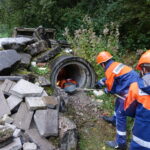 Die Jugendlichen führten eine Rettungsaktion mit der Bergeschleppe durch, bei der sie eine verletzte Person durch eine enge Betonröhre zogen. (Foto: THW/Michael Belser)