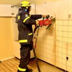 Die Betonkettensäge schneidet durch die Wand wie durch Butter. (Foto: THW/Martin Stoltefuß)