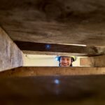Schnell wächst der Stapel aus rechteckigen Holzbalken, deren exakt ausgerichtete Überkreuzungen das Gewicht der Kellerdecke abfangen sollen. (Foto: THW/Sandro Wiggerich)