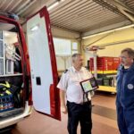 Matthias Zumdick, Sachgebietsleiter Technik der Feuerwehr Unna, stellte die Möglichkeiten des Einsatzleitwagens der Feuerwehr vor. (Foto: THW/Sandro Wiggerich)