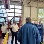 Matthias Zumdick, Sachgebietsleiter Technik der Feuerwehr Unna, stellte die Möglichkeiten des Einsatzleitwagens der Feuerwehr vor. (Foto: THW/Sandro Wiggerich)