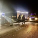 Im Fokus der gemeinsamen Übung standen grundlegende Fähigkeiten zur Einsatzabsicherung und Verkehrssicherung, darunter das Aufstellen von Absperrungen und Pylonen sowie die Durchführung von Rettungsmaßnahmen und die Betreuung von Verletzten. (Foto: THW/Bastian Bense)