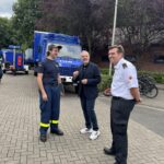 Neuer Feuerwehr-Amtsleiter Christian Luppa wurde gemeinsam mit Bürgermeister Dirk Wigant vom THW-Ortsbeauftragten Golo Drees (v.r.) herzlich willkommen geheißen. (Foto: THW/Sandro Wiggerich)
