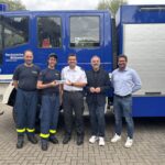 "Ein kleines Symbol für unsere gute Zusammenarbeit im Großen" - Zugführer Hagen Drees und Ortsbeauftragter Golo Drees überreichen THW-Modell an den neuen Feuerwehr-Amtsleiter Christian Luppa, Bürgermeister Dirk Wigant und Stadtkämmerer Michael Strecker (v.l.) (Foto: THW/Sandro Wiggerich)