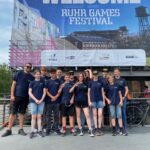 Gruppenbild vor internationaler Kulisse: Die THW-Jugend Unna-Schwerte mit ihren Betreuenden beim Besuch der World University Games in Bochum. (Foto: THW)