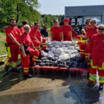 2. Praxisnaher Test: THW und DLRG prüfen die Dichtigkeit eines Sandsackdamms in der von der Feuerwehr Unna bereitgestellten Mulde (Foto: THW)