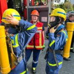 Die THW-Jugend probiert den Atemschutz der Feuerwehr aus und lässt sich die Technik erklären. (Foto: THW/Michael Belser)