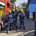 Die THW-Jugend probiert den Atemschutz der Feuerwehr aus und lässt sich die Technik erklären. (Foto: THW/Michael Belser)