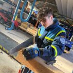 Holzbearbeitung: Richtiges Handhaben von Werkzeugen gehört zur Prüfung dazu. (Foto: THW)