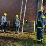 Leitern: Stabil anlegen – die richtige Aufstellung von Leitern wird praktisch geprüft. (Foto: THW)