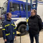 Im Austausch mit dem Ehrenamt: THW-Ortsbeauftragter Golo Drees (li.) im Gespräch mit Bundestagsabgeordnetem Oliver Kaczmarek beim Besuch des THW-Ortsverbandes Unna-Schwerte (Foto: Jonas Beckmann)