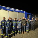 Gemeinsam für den Bevölkerungsschutz: Bundestagsabgeordneter Oliver Kaczmarek mit Helferinnen und Helfer des THW-Ortsverbandes Unna-Schwerte um den Ortsbeauftragten Golo Drees (li.) und Regionalstellenleiter Michael Wolfram (re.) (Foto: Jonas Beckmann)