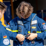 Das richtige Anlegen der THW-Rettungsweste war eine Station der Grundausbildungsprüfung. (Foto: THW/Niklas Wimbert)
